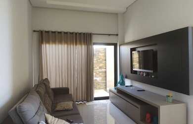 Imagem: A casa possui 2 Dormitórios, 2 Banheiros, 3 Vagas na garagem