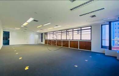 Imagem: O depósito possui 2 Vagas na garagem, 110m² de Área e está