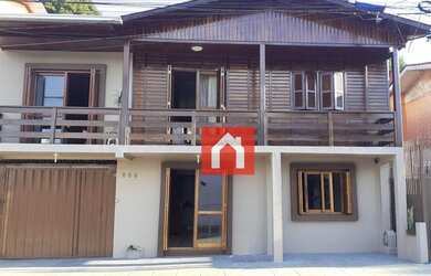 Imagem: A casa possui 3 Dormitórios, 2 Banheiros, 2 Vagas na garagem