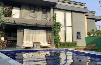 Imagem: A casa em condomínio possui 3 Dormitórios, 3 Banheiros, 300m²