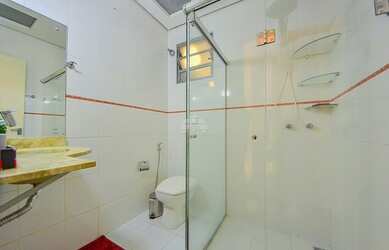 Imagem 2: Casa para venda tem 208 metros quadrados com 4 quartos em Seminário -...