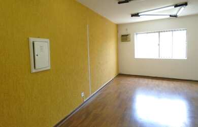 Imagem: O depósito possui 1 Vaga na garagem, 32m² de Área e está