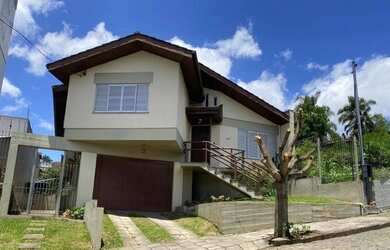 Imagem: A casa possui 3 Dormitórios, 1 Banheiro, 2 Vagas na garagem