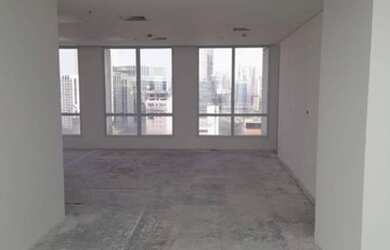 Imagem: O depósito possui 5 Vagas na garagem e 282m² de Área e está