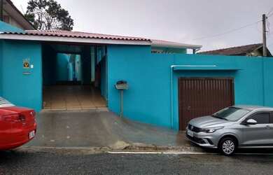 Imagem: A casa possui 3 Dormitórios, 2 Banheiros, 4 Vagas na garagem