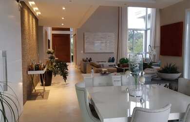 Imagem: A casa em condomínio possui 4 Dormitórios, 5 Banheiros, 5