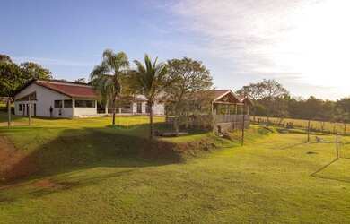 Imagem 10: Pé na água na represa de Piracaia, com ótima topografia, bairro de...