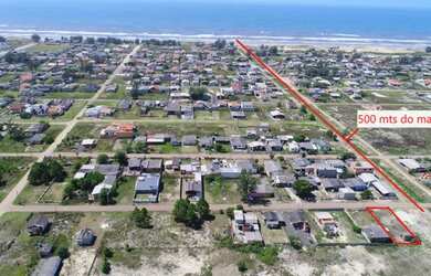 Imagem: O terreno possui 300m² de Área e está localizado em Balneário