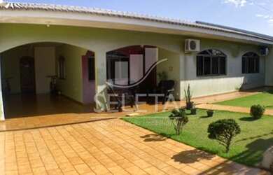 Imagem: A casa possui 1 Dormitório, 4 Banheiros, 4 Vagas na garagem