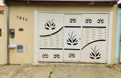 Imagem: A casa possui 2 Dormitórios, 1 Banheiro, 2 Vagas na garagem