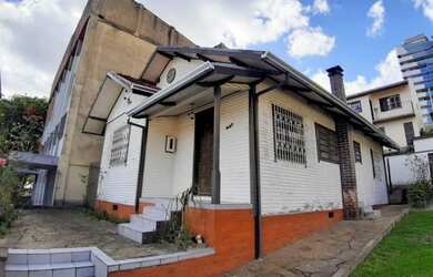 Imagem: A casa possui 3 Dormitórios, 1 Banheiro, 1 Vaga na garagem