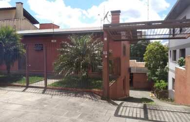 Imagem: A casa possui 3 Dormitórios, 1 Banheiro, 5 Vagas na garagem