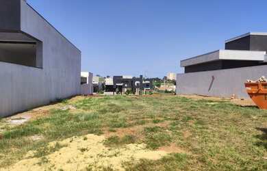 Imagem: O terreno possui 450m² de Área e está localizado em Porto