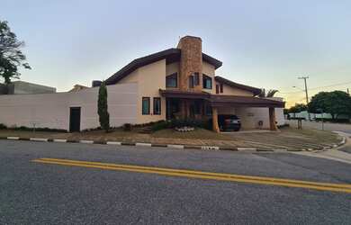 Imagem: A casa em condomínio possui 5 Dormitórios, 5 Banheiros, 4