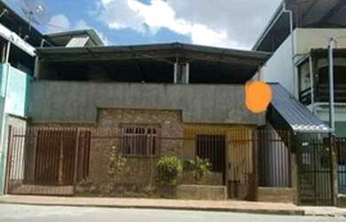 Imagem: A casa possui 3 Dormitórios, 1 Banheiro, 1 Vaga na garagem