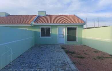 Imagem: A casa possui 2 Dormitórios, 1 Banheiro, 3 Vagas na garagem