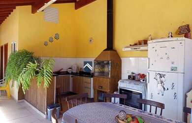 Imagem: A casa possui 3 Dormitórios, 3 Banheiros, 2 Vagas na garagem