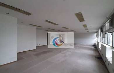 Imagem: O depósito possui 1 Vaga na garagem, 220m² de Área e está