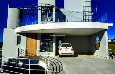 Imagem: A casa possui 3 Dormitórios, 4 Banheiros, 2 Vagas na garagem