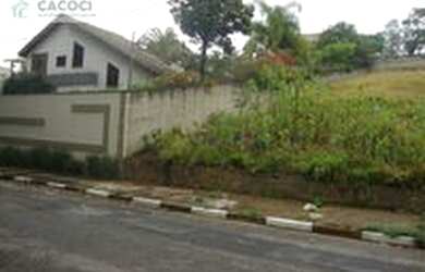 Imagem: O terreno e possui Dormitórios, Suítes, Banheiros, 701-0m²