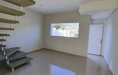 Imagem: A casa possui 2 Dormitórios, 3 Banheiros, 1 Vaga na garagem