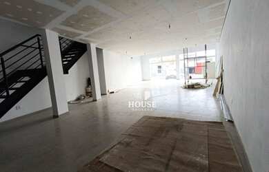 Imagem: O depósito possui 3 Vagas na garagem, 240m² de Área e está