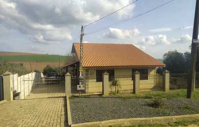 Imagem: A casa possui 2 Dormitórios, 1 Banheiro, 2 Vagas na garagem