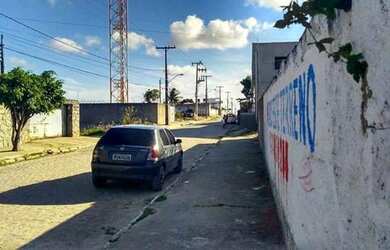 Imagem: O terreno possui 240m² de Área e está localizado em Ibura