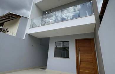 Imagem: A casa possui 3 Dormitórios, 3 Banheiros, 2 Vagas na garagem