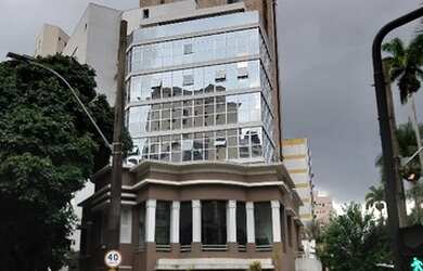 Imagem: O depósito possui 2 Vagas na garagem e 90m² de Área e está