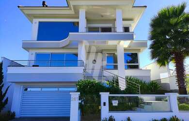 Imagem: A casa possui 4 Dormitórios, 3 Banheiros, 2 Vagas na garagem