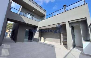 Imagem: A casa possui 3 Dormitórios, 3 Banheiros, 2 Vagas na garagem