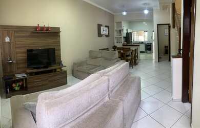 Imagem: A casa possui 3 Dormitórios, 3 Banheiros, 4 Vagas na garagem