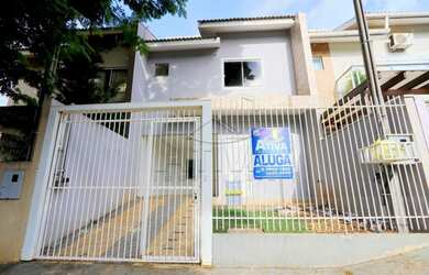 Imagem: A casa possui 3 Dormitórios, 2 Banheiros, 2 Vagas na garagem