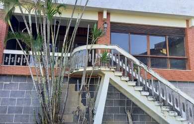 Imagem: A casa possui 4 Dormitórios, 5 Banheiros, 3 Vagas na garagem