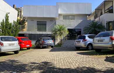 Imagem: O depósito possui 5 Vagas na garagem, 456m² de Área e está