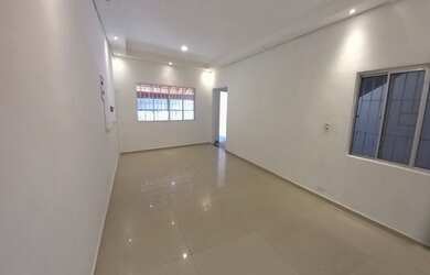 Imagem: A casa possui 3 Dormitórios, 1 Banheiro, 2 Vagas na garagem