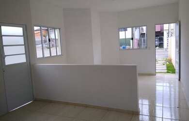 Imagem: A casa possui 2 Dormitórios, 1 Banheiro, 2 Vagas na garagem