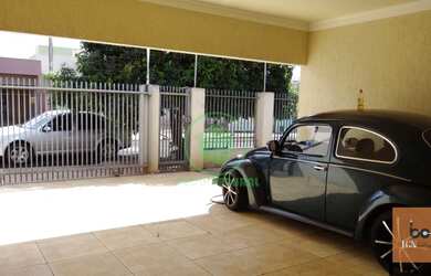 Imagem: A casa possui 4 Dormitórios, 3 Banheiros, 3 Vagas na garagem