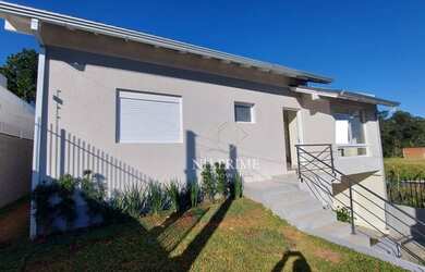 Imagem: A casa possui 3 Dormitórios, 2 Banheiros, 2 Vagas na garagem