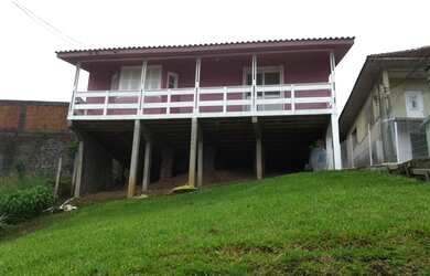 Imagem: A casa possui 2 Dormitórios, 1 Banheiro, 1 Vaga na garagem