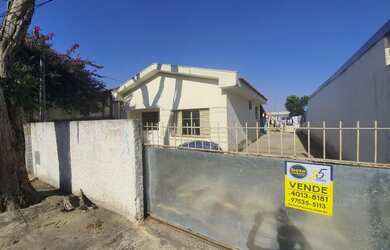 Imagem: A casa possui 2 Dormitórios, 1 Banheiro, 4 Vagas na garagem