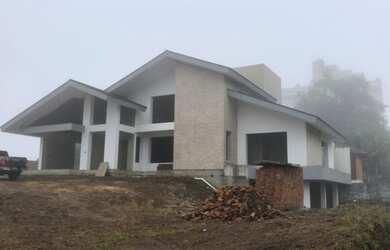 Imagem: A casa possui 4 Dormitórios, 2 Banheiros, 4 Vagas na garagem