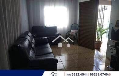 Imagem: A casa possui 4 Dormitórios, 1 Banheiro, 2 Vagas na garagem