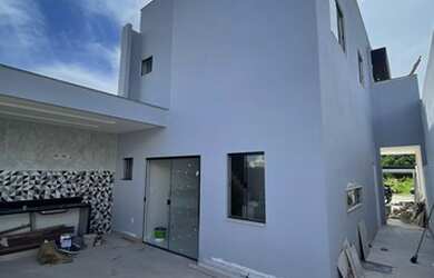 Imagem: A casa possui 2 Dormitórios, 2 Banheiros, 2 Vagas na garagem