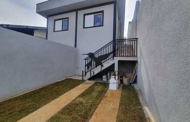 Imagem: A casa possui 2 Dormitórios, 2 Banheiros, 2 Vagas na garagem