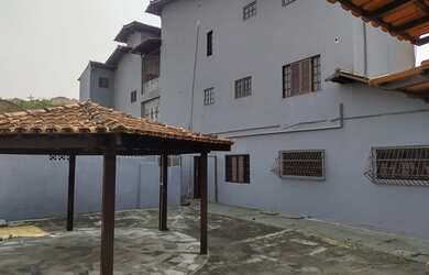 Imagem: A casa possui 4 Dormitórios, 5 Banheiros, 4 Vagas na garagem