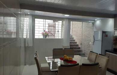 Imagem: A casa possui 2 Dormitórios, 1 Banheiro, 1 Vaga na garagem