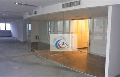 Imagem: O depósito possui 5 Vagas na garagem e 560m² de Área e está