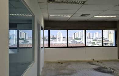 Imagem: O depósito possui 4 Vagas na garagem, 175m² de Área e está